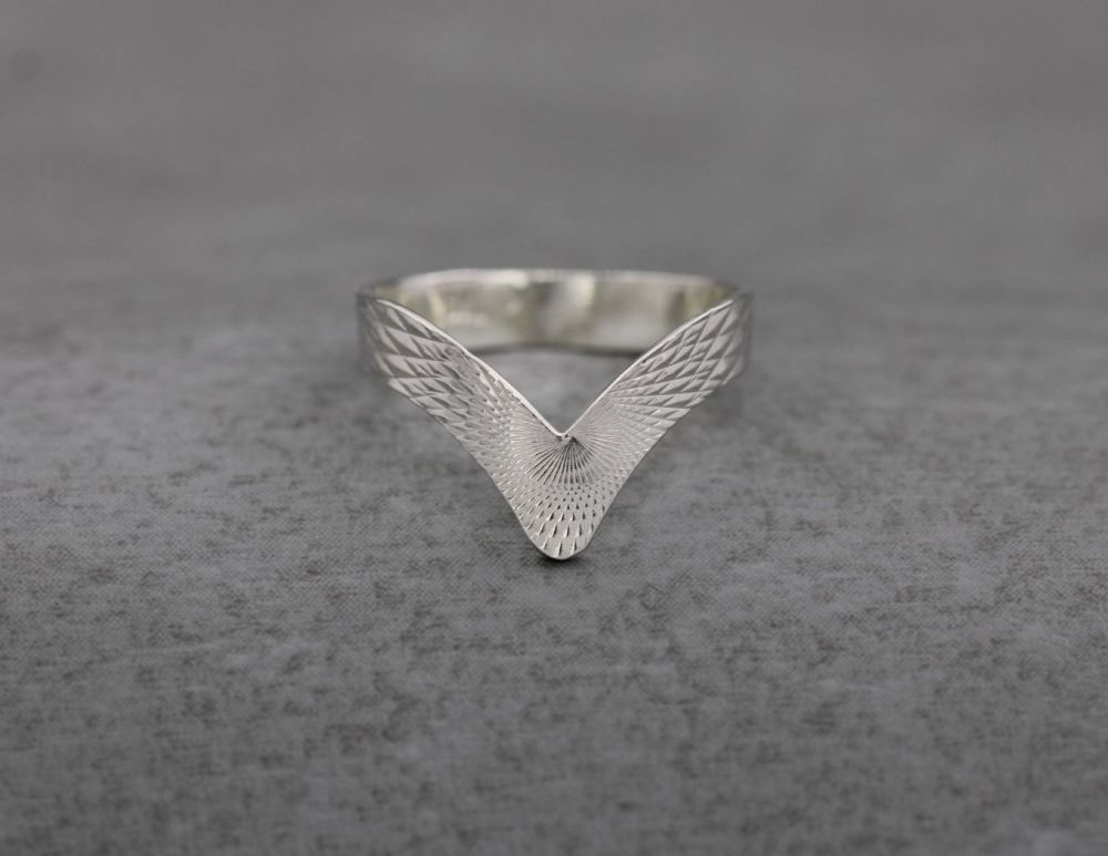 Vintage silver wishbone ring with engraved fancy starburst pattern (K 1/2)