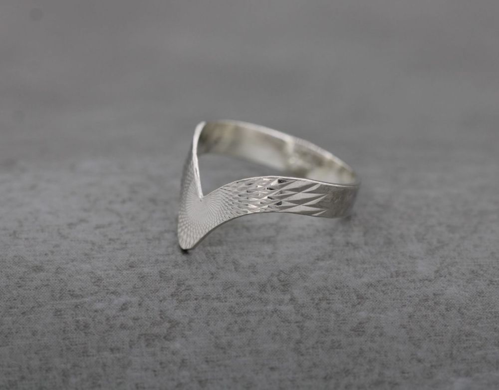 REFURBISHED Vintage silver wishbone ring with engraved fancy starburst pattern (K 1/2)