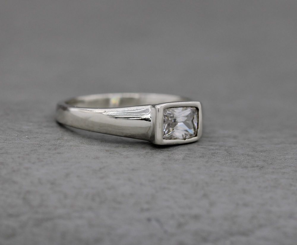 REFURBISHED Sterling silver & clear stone solitaire ring with domed shoulders (K 1/2)