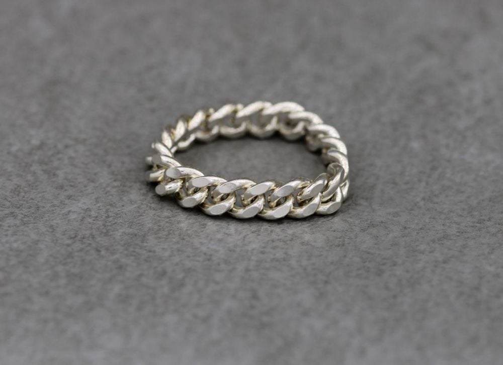 Unusual sterling silver flexible curb chain ring