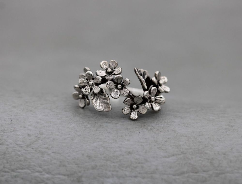 Floral sterling silver ring with dimensional flowers & leaves