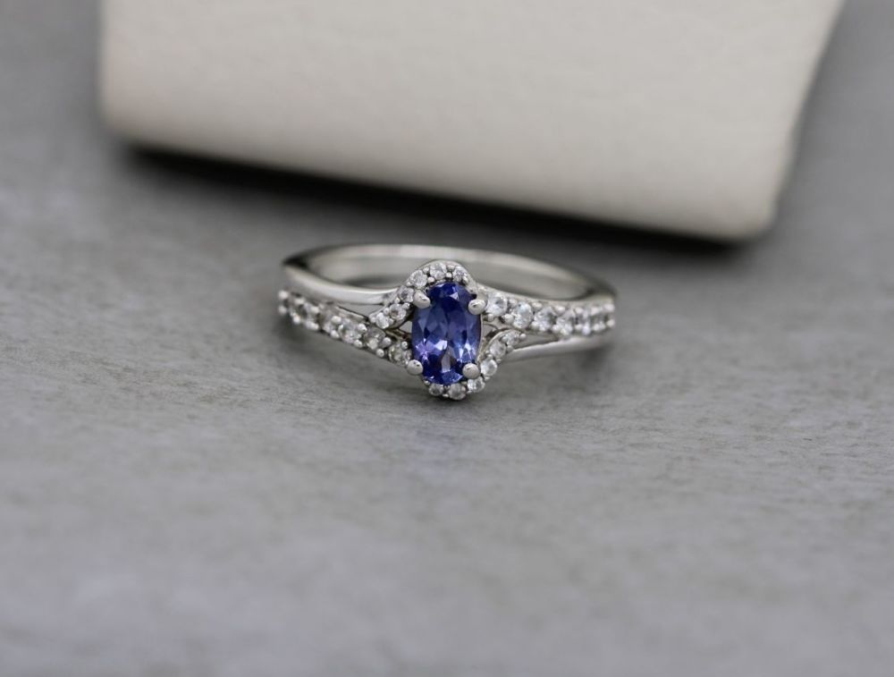 Sterling silver & tanzanite coloured stone ring with clear accents