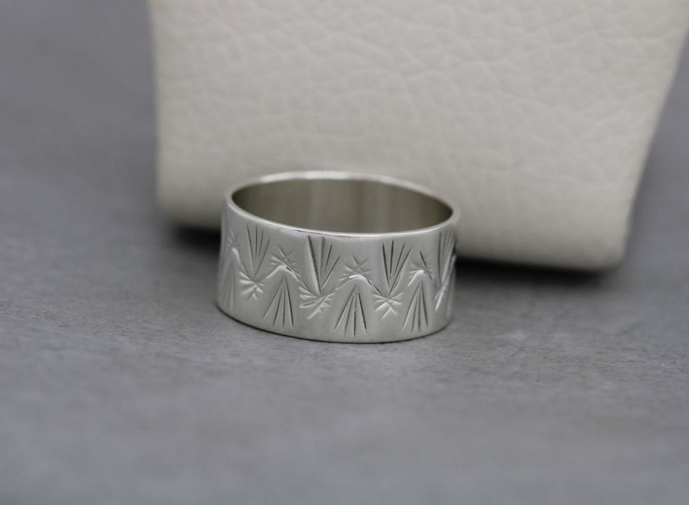 Wide vintage silver band ring with an engraved shooting star pattern