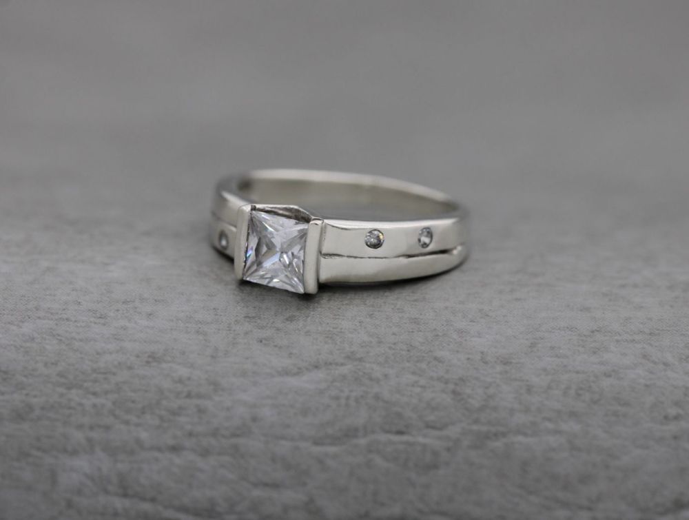 Sterling silver & clear stone ring with shoulder detail