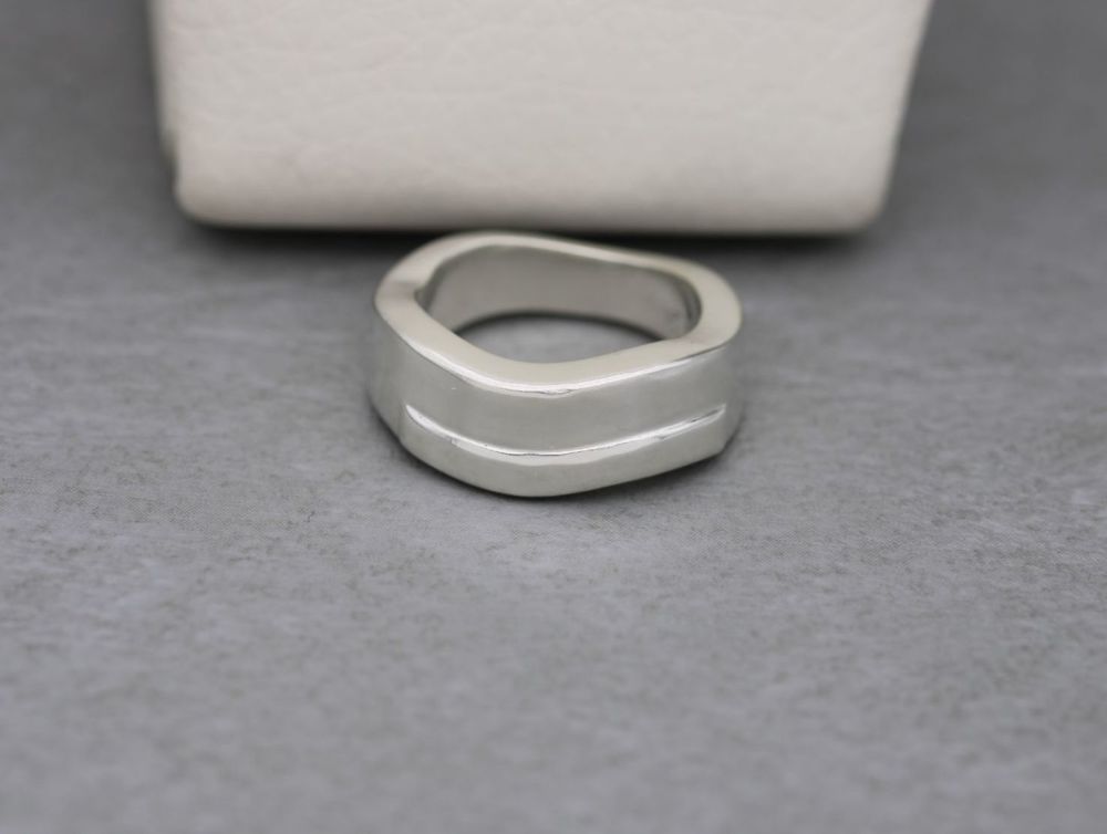 Waved sterling silver ring with a ridge
