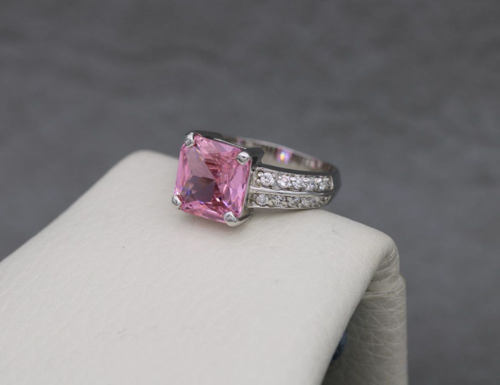REFURBISHED Sterling silver ring with pink & clear stones (M)