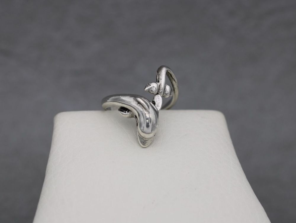 REFURBISHED Sterling silver dolphin ring (K)