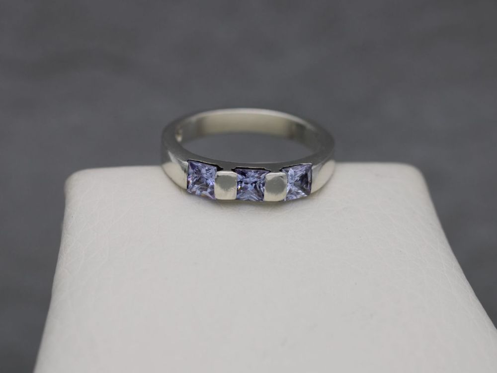 Sterling silver & pale purple stone ring