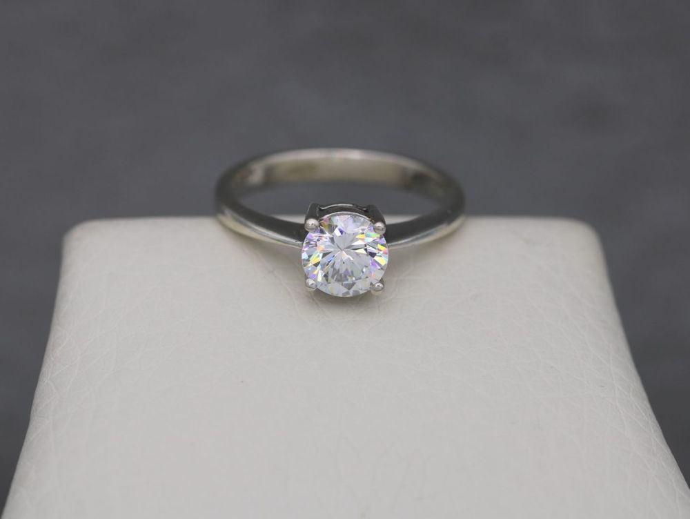 Sterling silver & clear stone solitaire ring