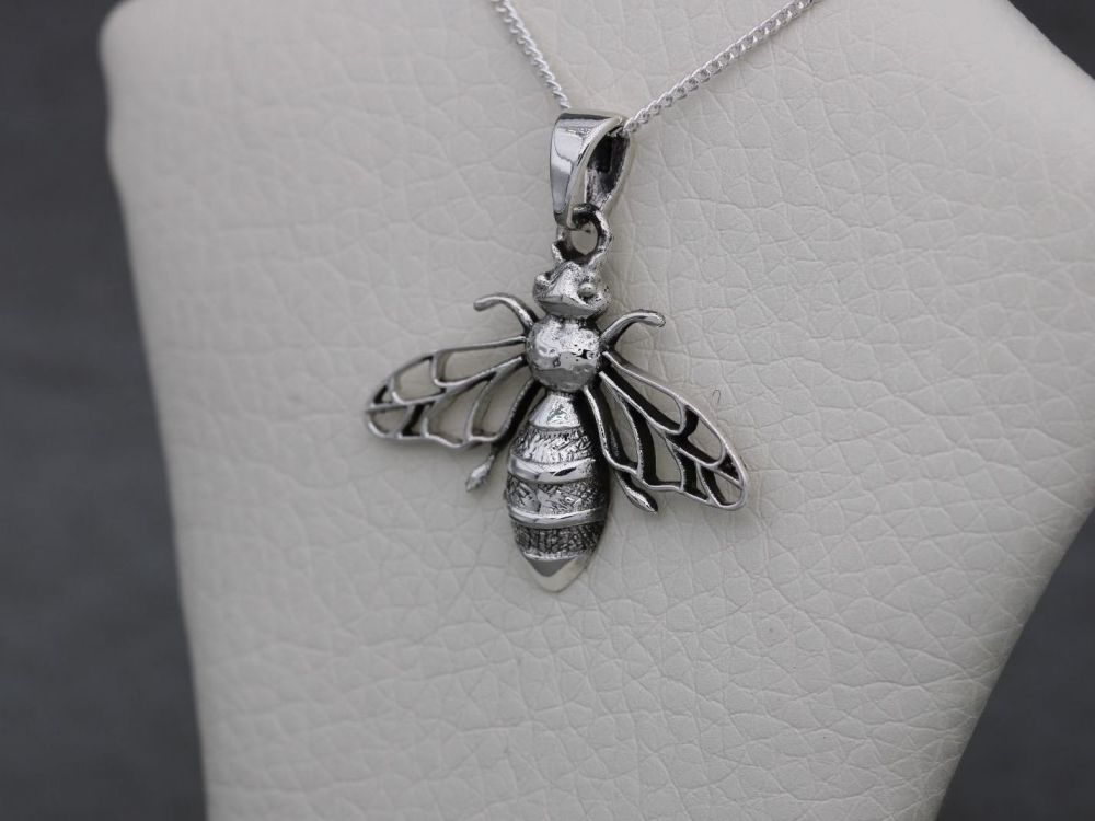 NEW Sterling silver bee necklace