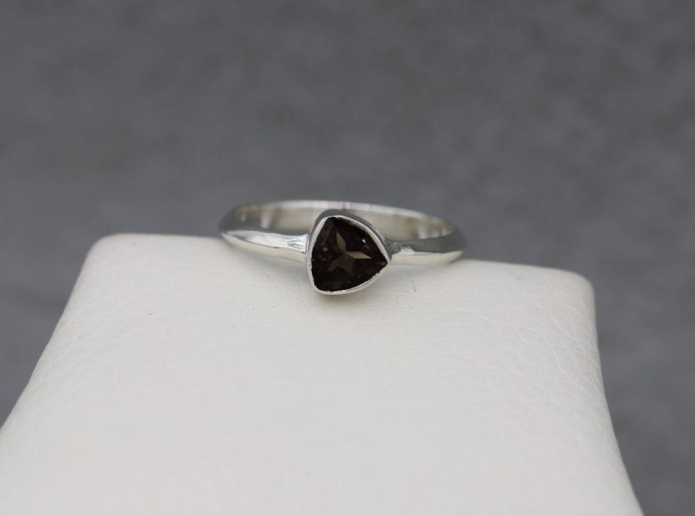 REFURBISHED Triangular sterling silver & smokey quartz ring (O 1/2)