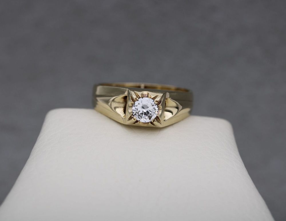 Vintage solid 9ct gold gypsy solitaire ring