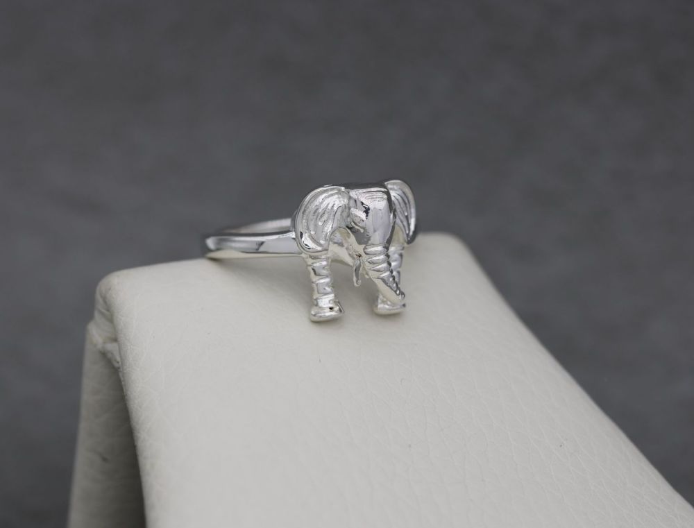 NEW Sterling silver elephant ring (T)