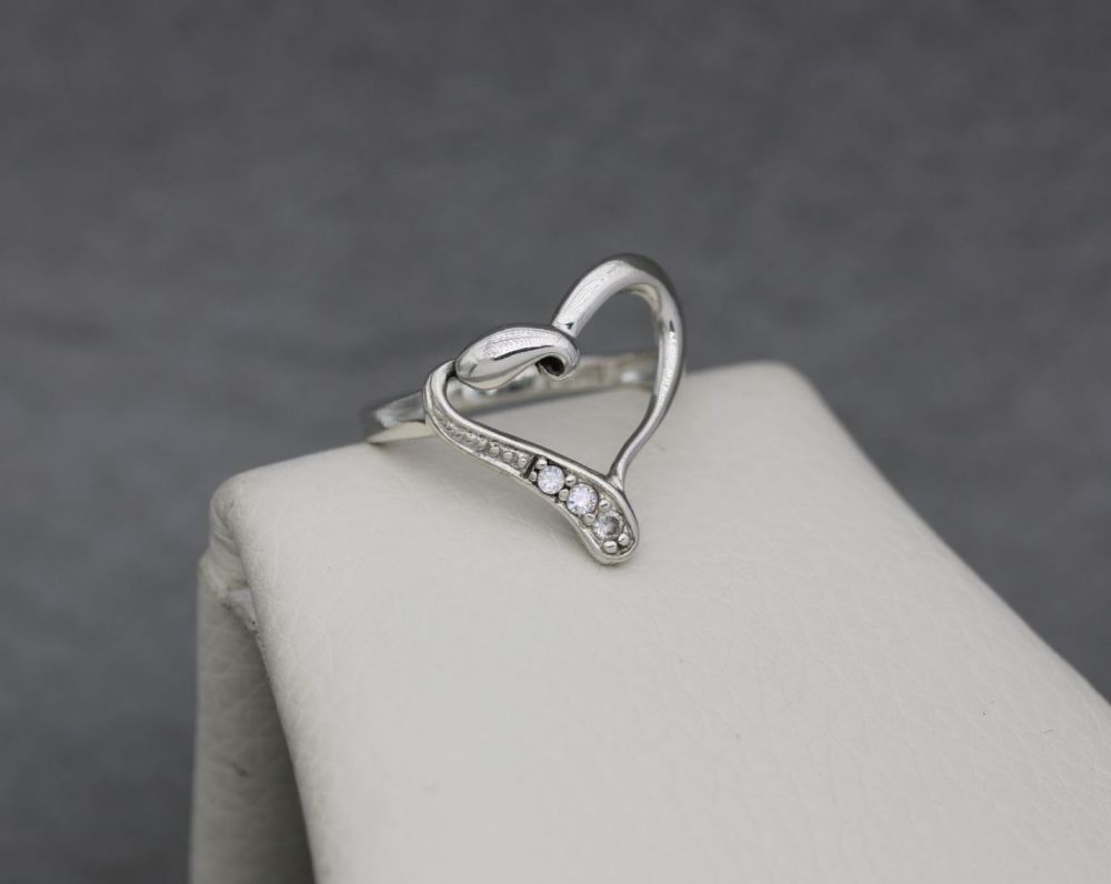 REFURBISHED Asymmetric sterling silver heart ring with clear stone detail (Q)