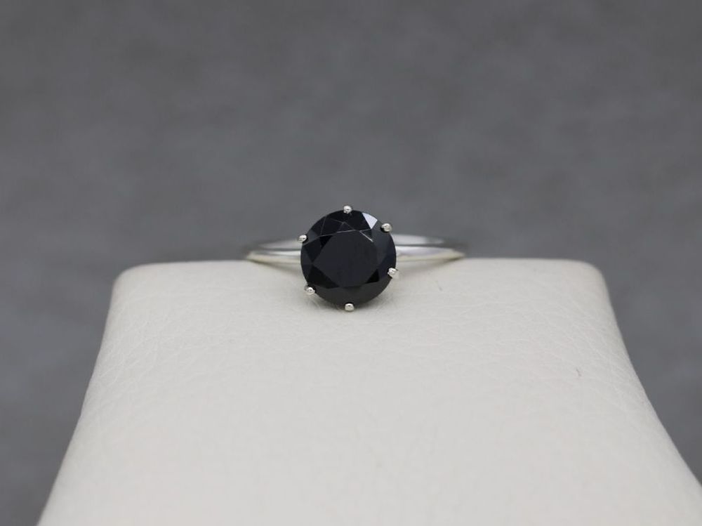 Sterling silver & black spinel solitaire ring (N)