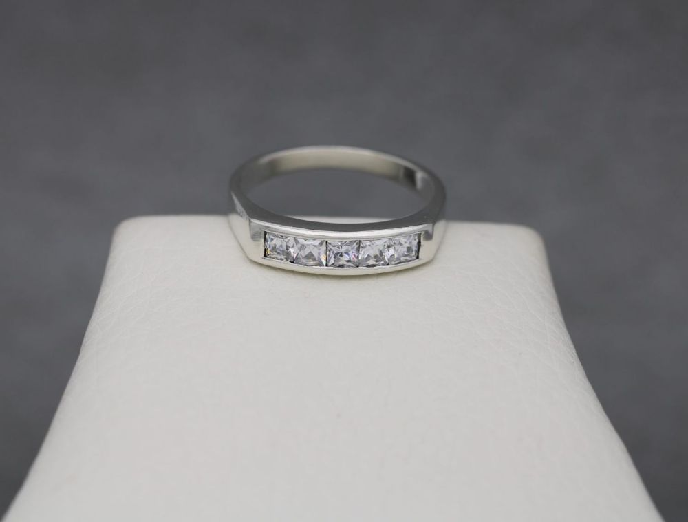 Sterling silver & clear square stone ring (Q ½)