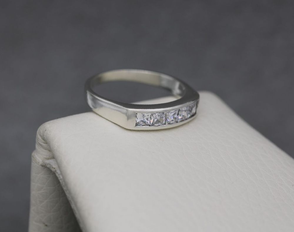 REFURBISHED Sterling silver & clear square stone ring (Q ½)