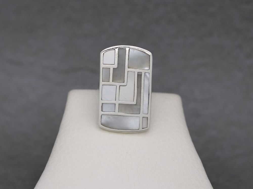 Statement sterling silver & mother of pearl ring (N)