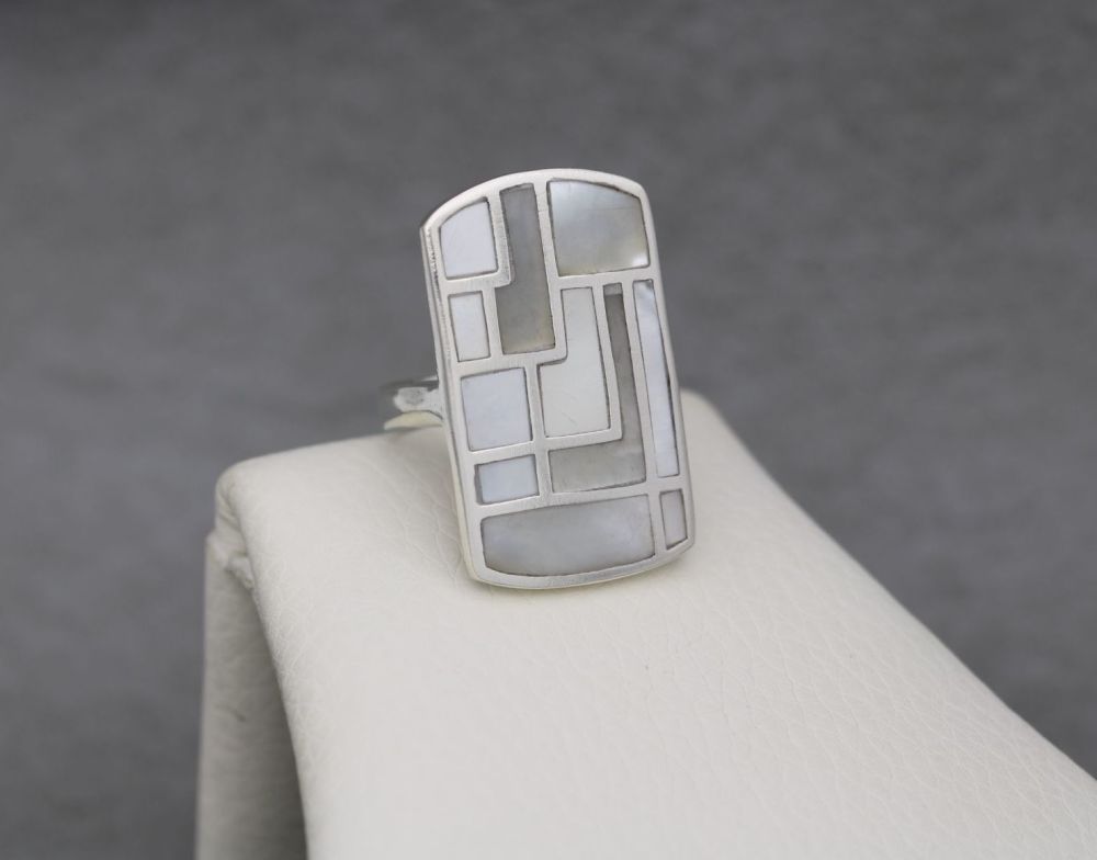 REFURBISHED Statement sterling silver & mother of pearl ring (N)