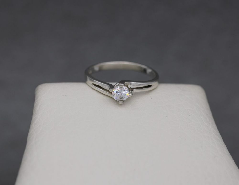 REFURBISHED Sterling silver & clear stone solitaire ring with a twisted claw setting (K ½)