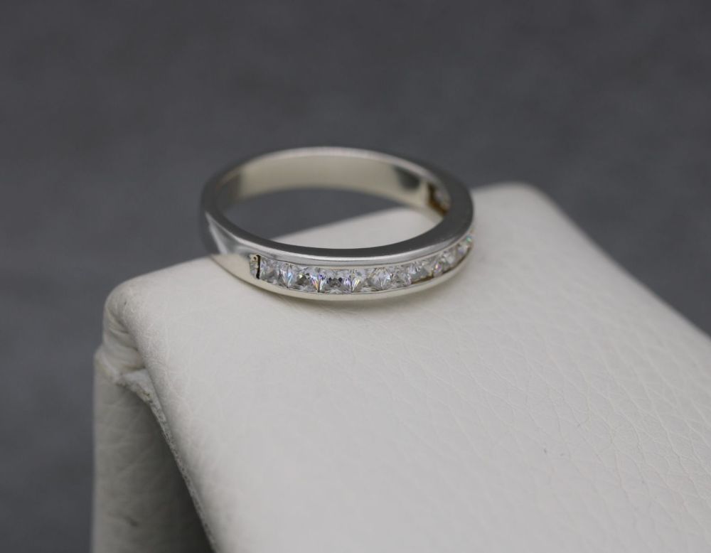 REFURBISHED Sterling silver ring with clear square stones (Q ½)