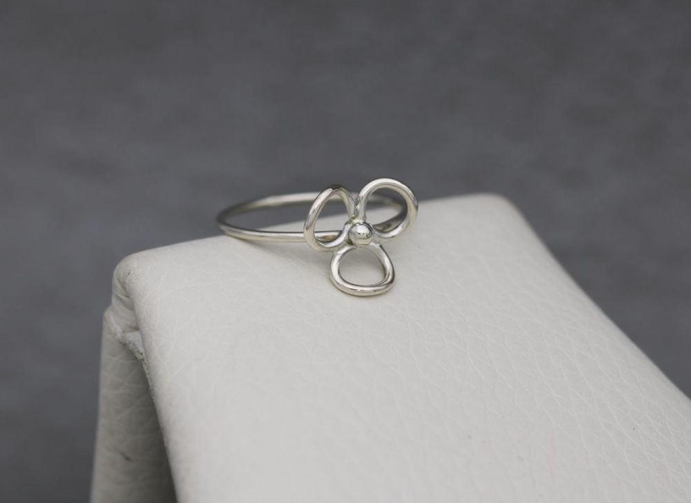 REFURBISHED Sterling silver wire flower stacking ring (L ½)