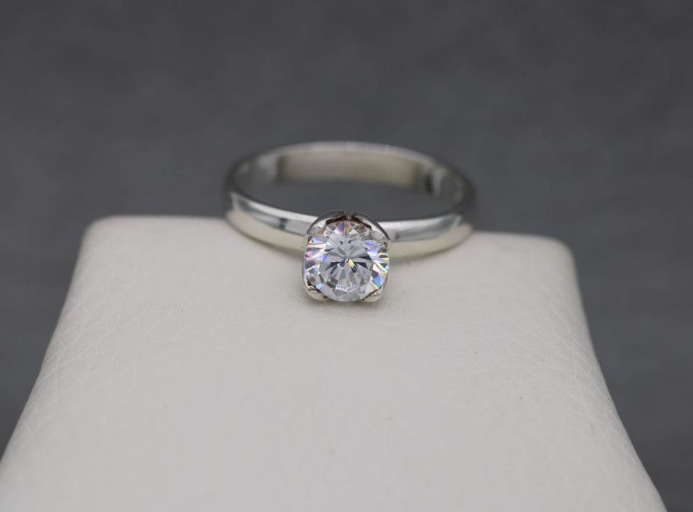 REFURBISHED Sterling silver & clear stone solitaire ring with a petal cup setting (R)