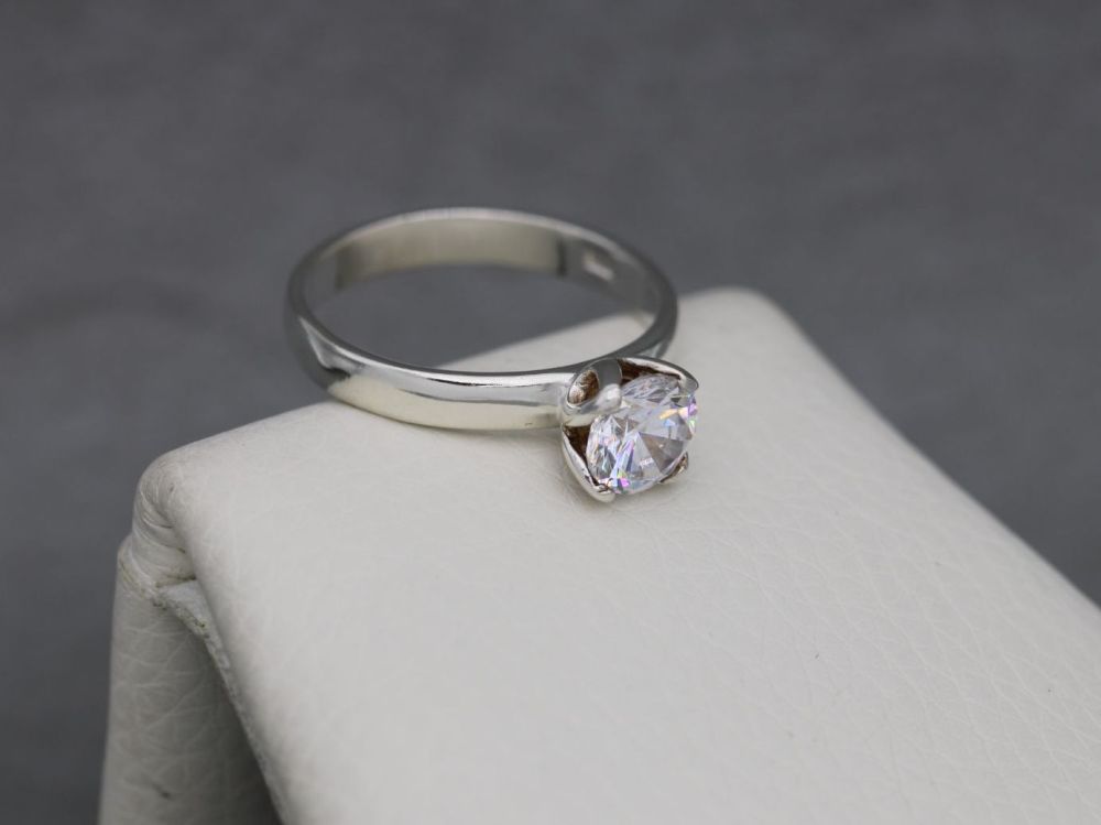 REFURBISHED Sterling silver & clear stone solitaire ring with a petal cup setting (R)