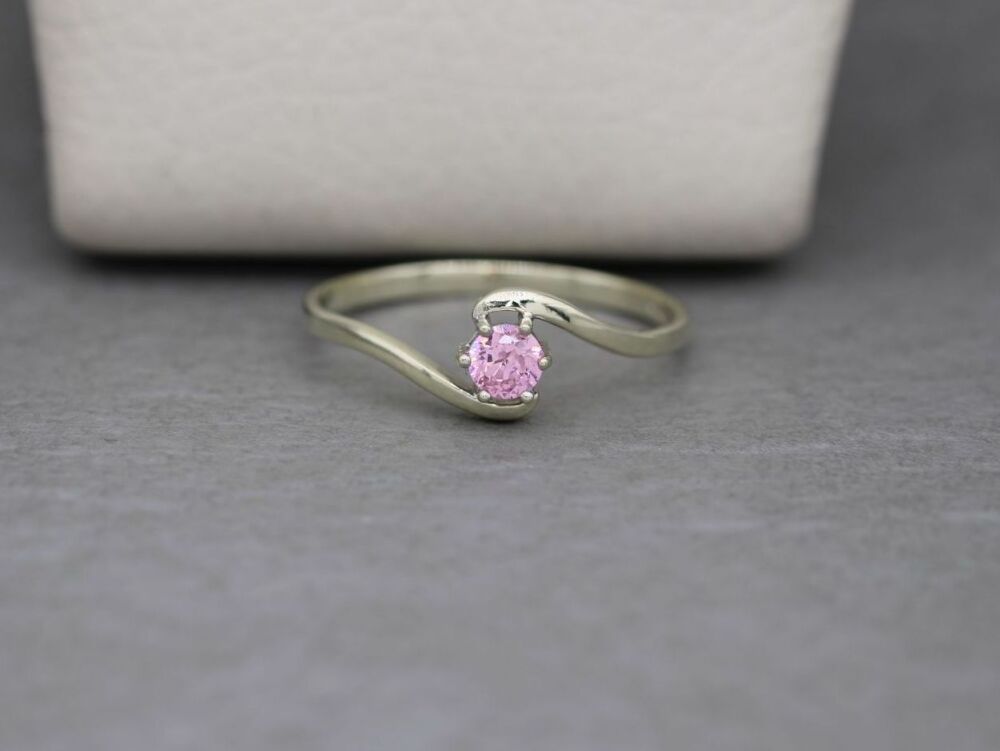 9ct white gold & pink kunzite bypass solitaire ring (S)