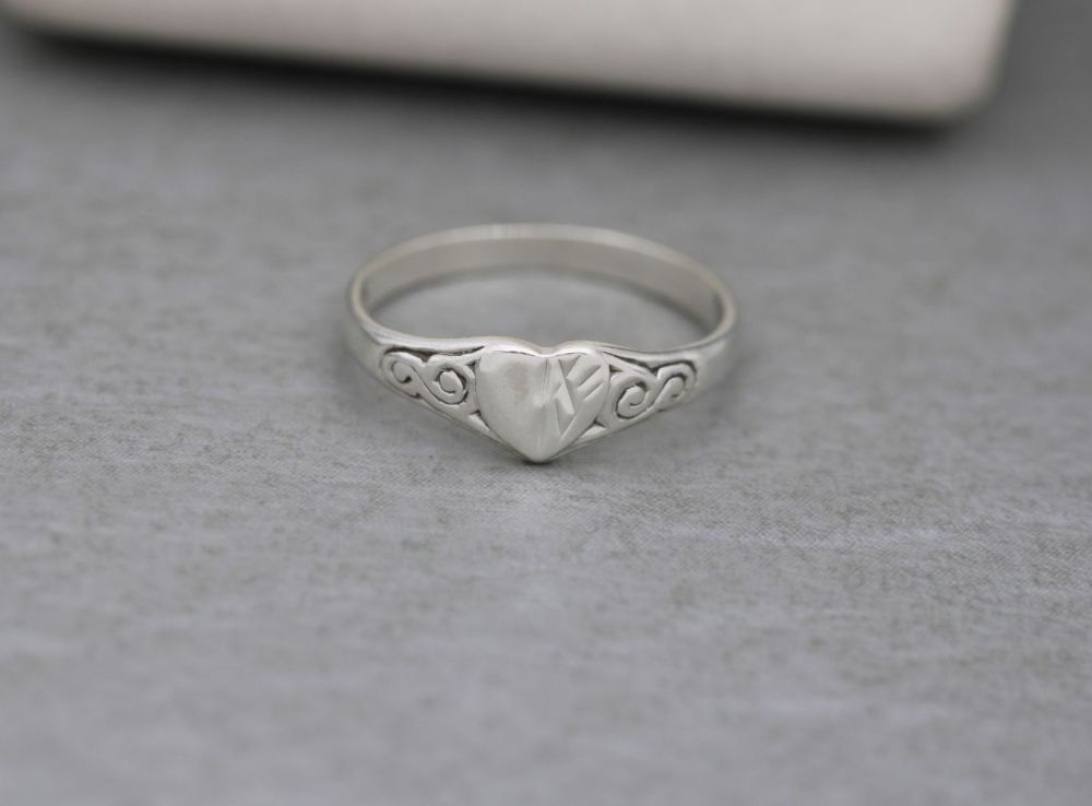 Vintage sterling silver heart signet ring (G)
