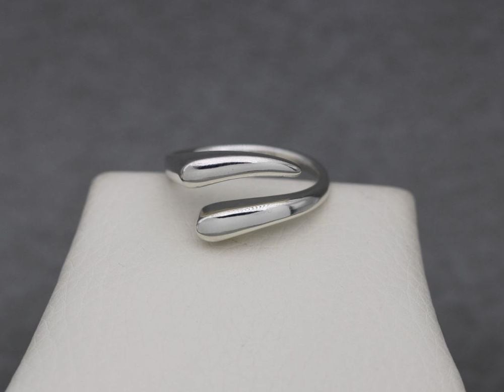 Asymmetric sterling silver bypass ring (N ½)