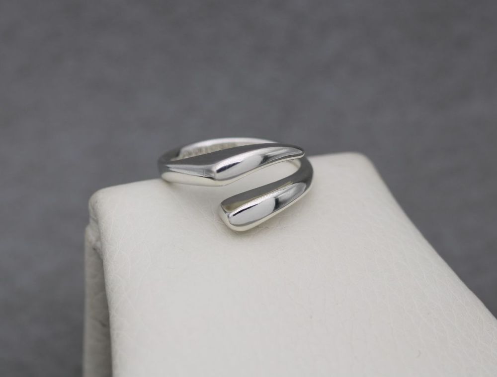 REFURBISHED Asymmetric sterling silver bypass ring (N ½)