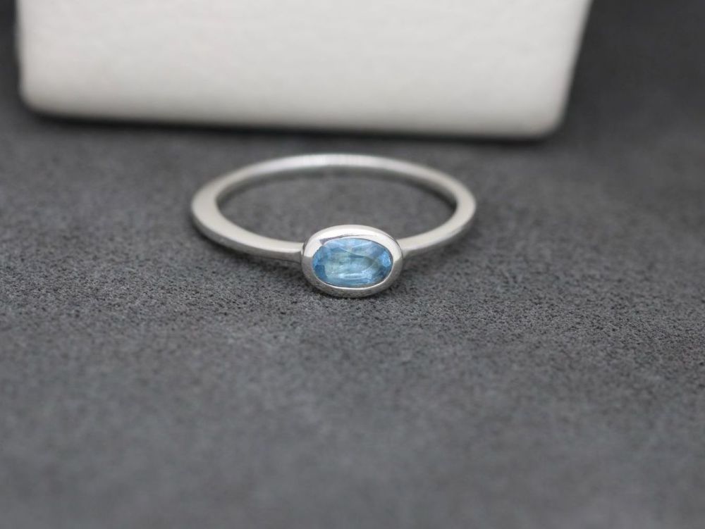 PRELOVED Sterling silver & blue stone solitaire ring (P ½)