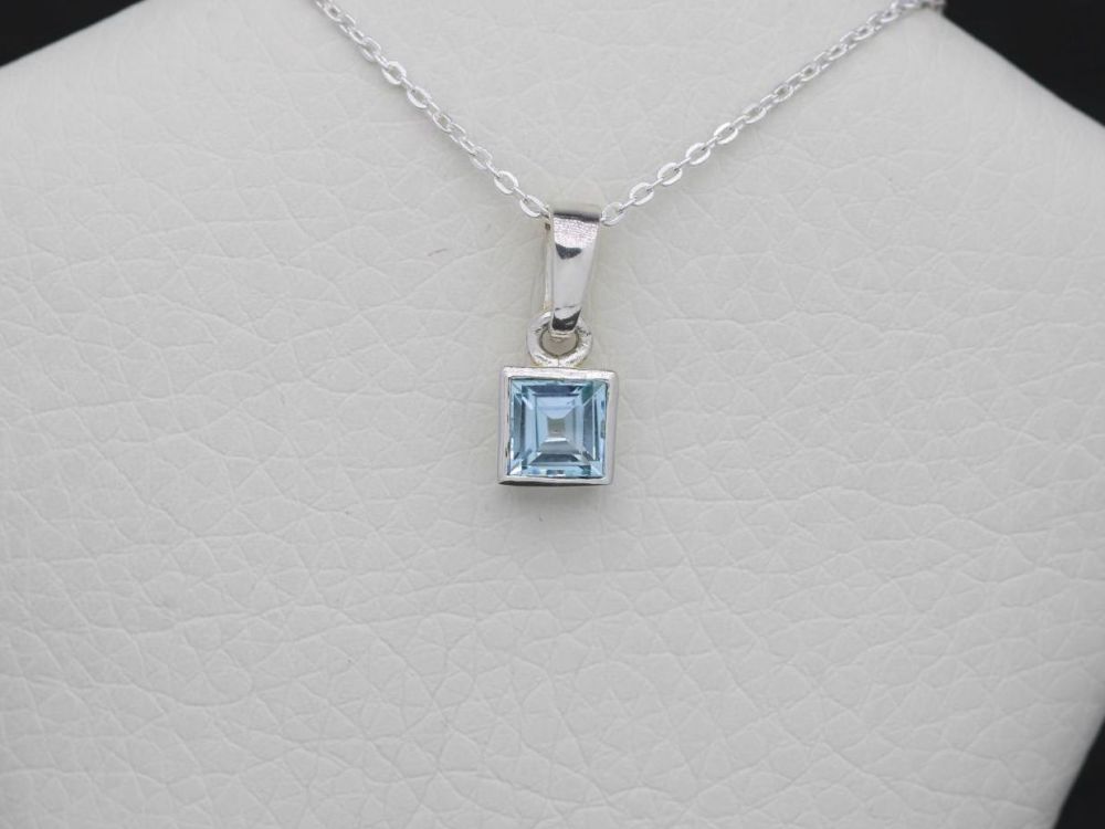PRELOVED Small square sterling silver & faceted blue stone necklace