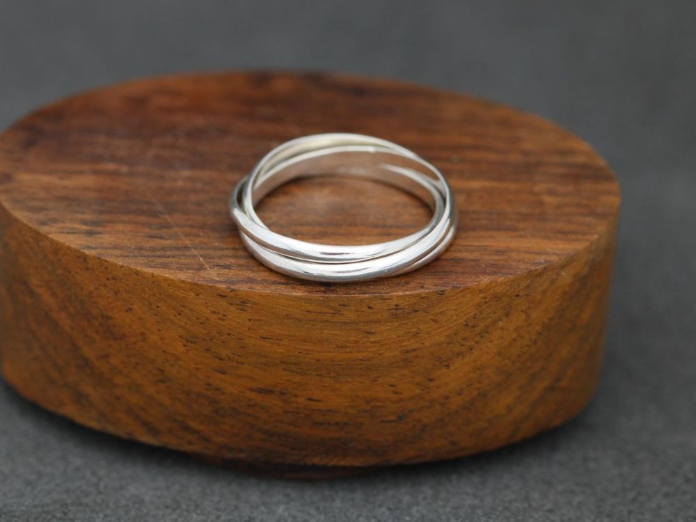 REFURBISHED Sterling silver Russian wedding ring; 3 interlinked bands (J ½)