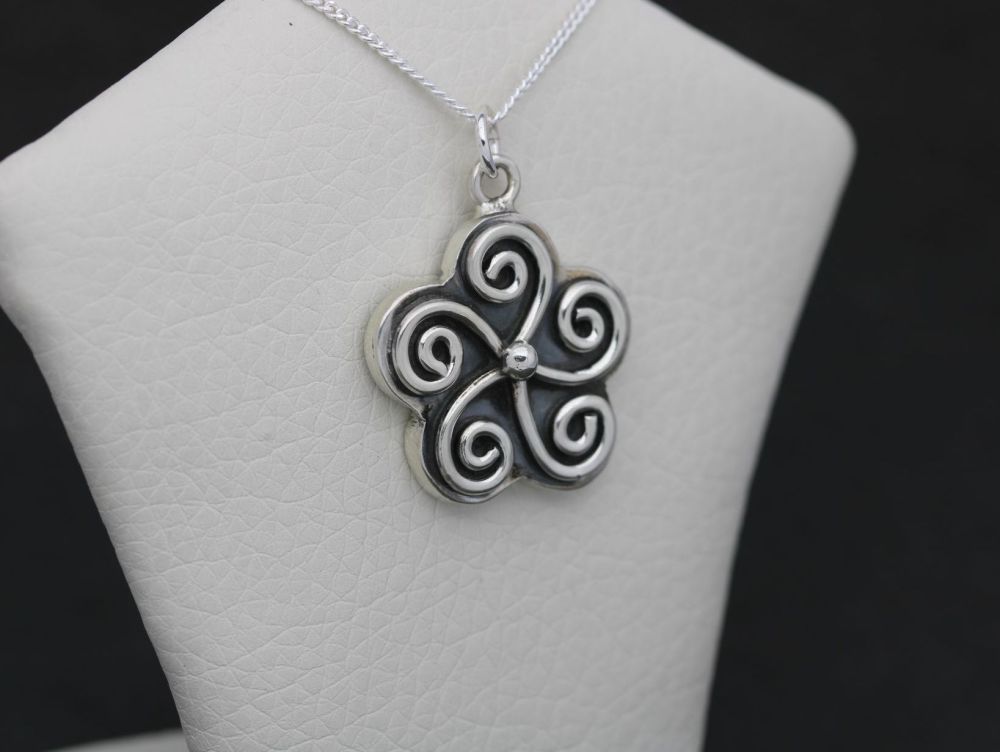 REFURBISHED 950 silver swirly flower necklace