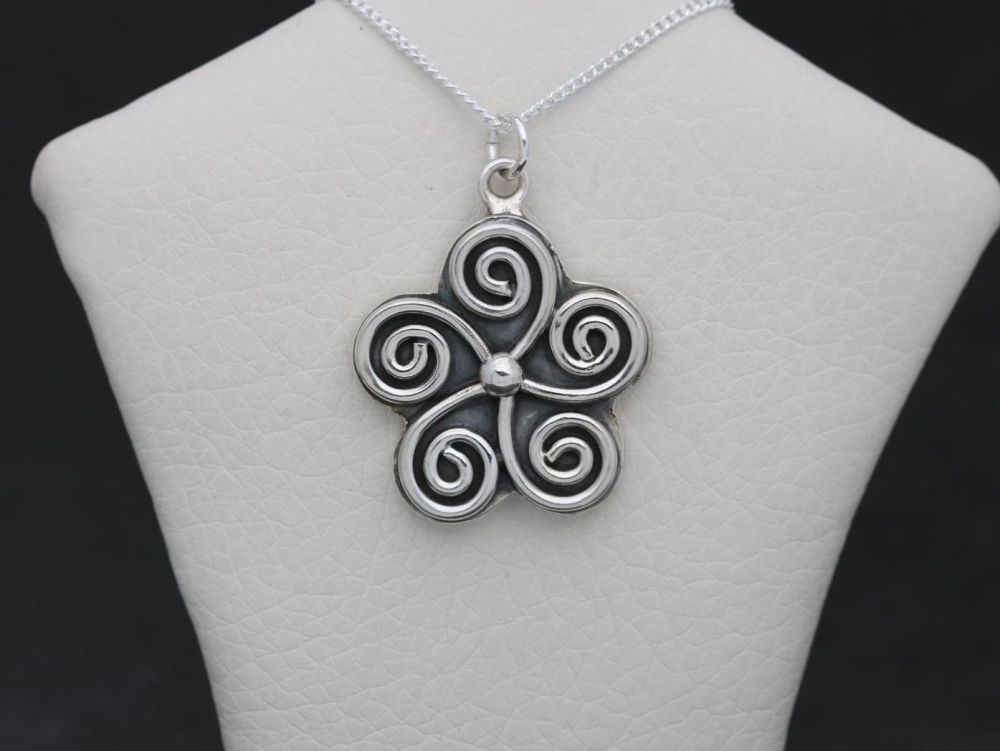 REFURBISHED 950 silver swirly flower necklace