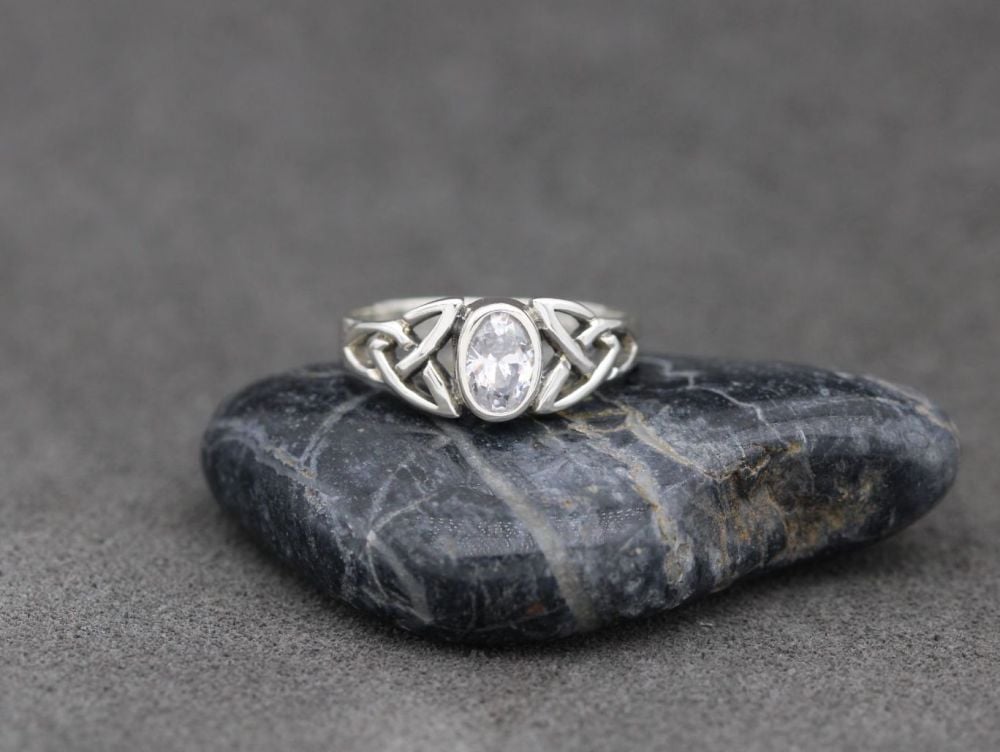 REFURBISHED Sterling silver & clear stone ring with celtic shoulders (L)