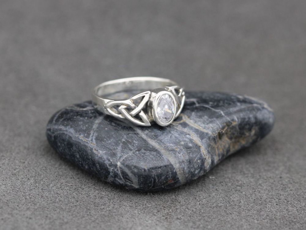 REFURBISHED Sterling silver & clear stone ring with celtic shoulders (L)