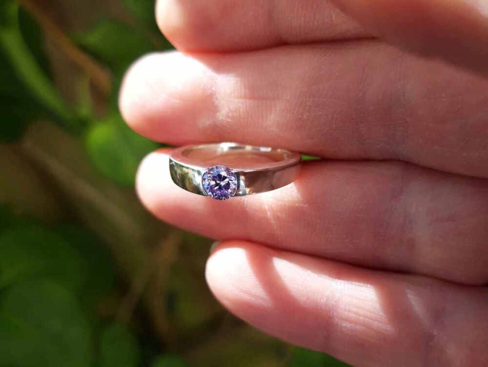 REFURBISHED Sterling silver & purple stone solitaire ring (L)