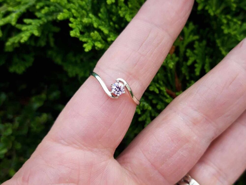 REFURBISHED 9ct white gold & pink sapphire bypass solitaire ring (S)