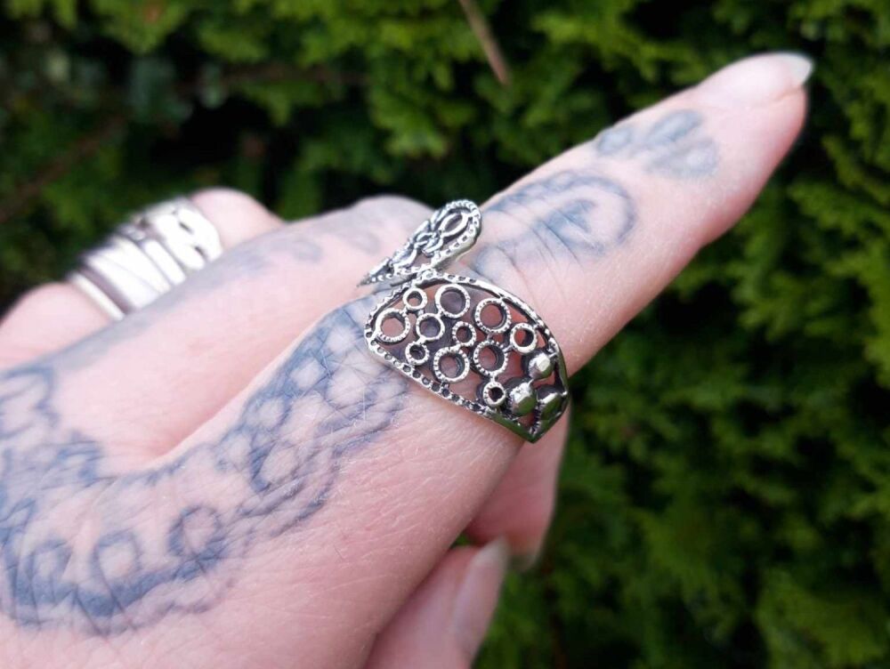 REFURBISHED Sterling silver ring with a bubbly design (T)
