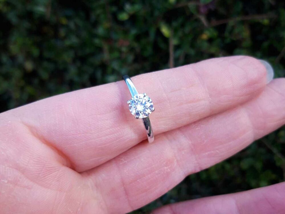 REFURBISHED Sterling silver & clear stone solitaire ring (Q ½)