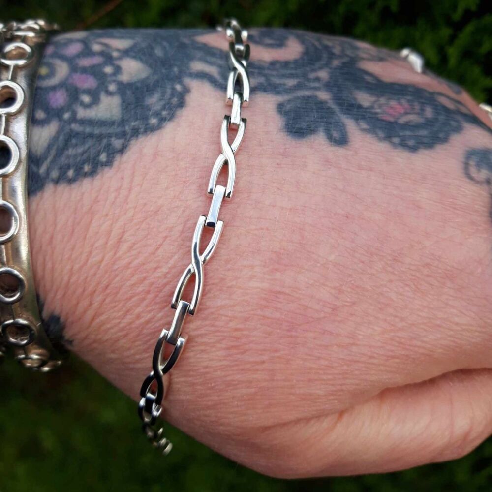 REFURBISHED Sterling silver linked kisses bracelet