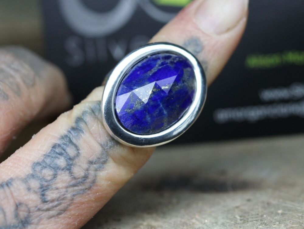 REFURBISHED Bold sterling silver & faceted lapis lazuli ring (M)