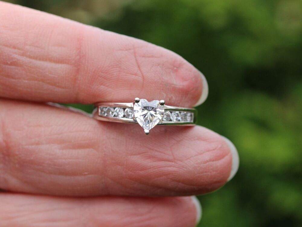 REFURBISHED Sterling silver & clear stone heart ring (O ½)