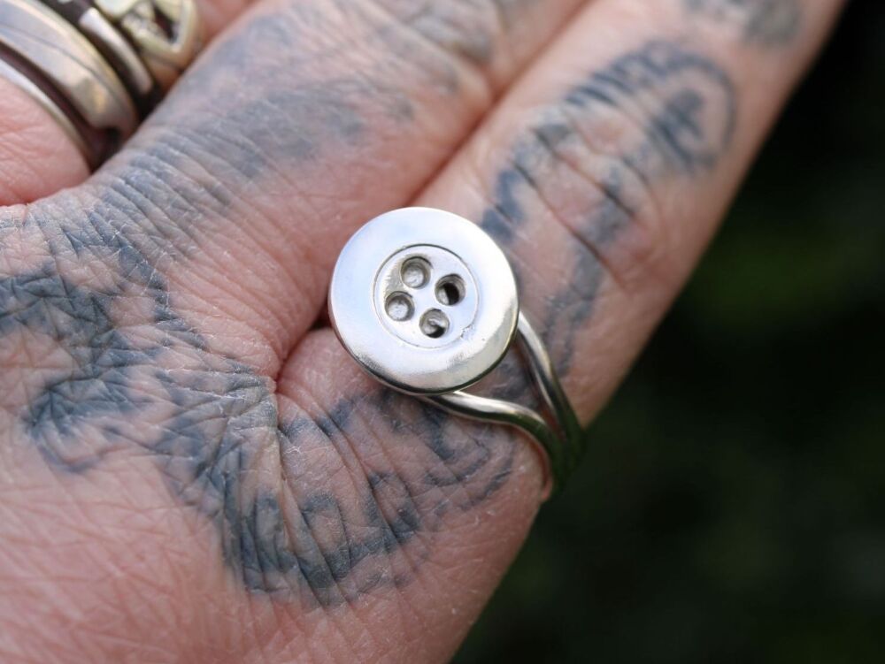 REFURBISHED Quirky sterling silver button ring (S ½)