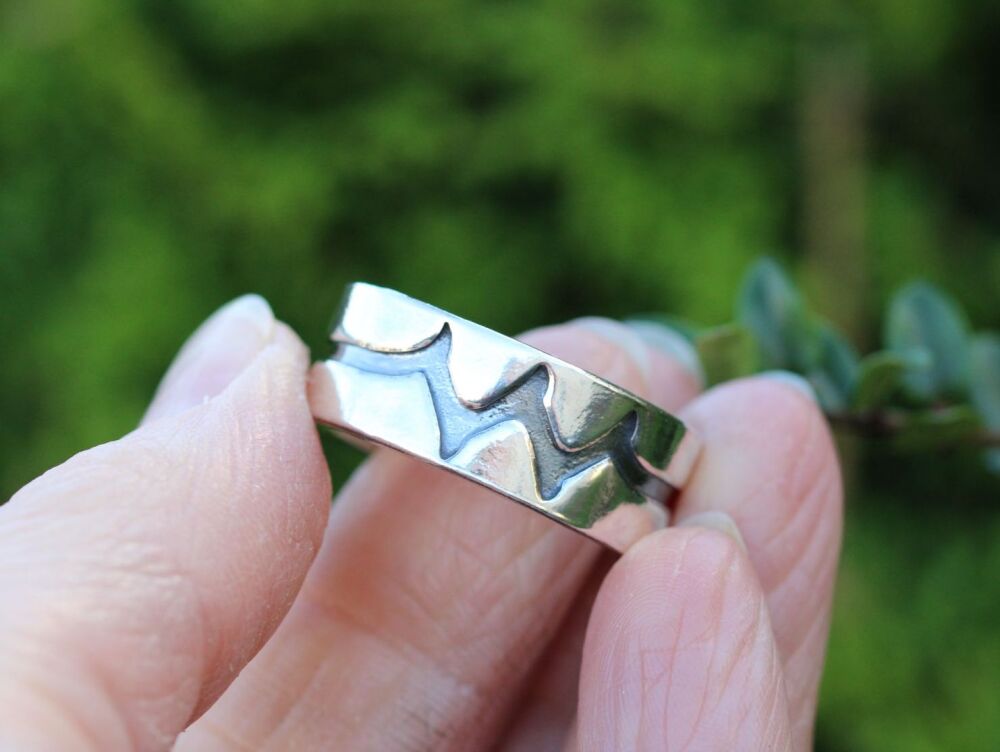 REFURBISHED Thick sterling silver ring with oxidised design (X)