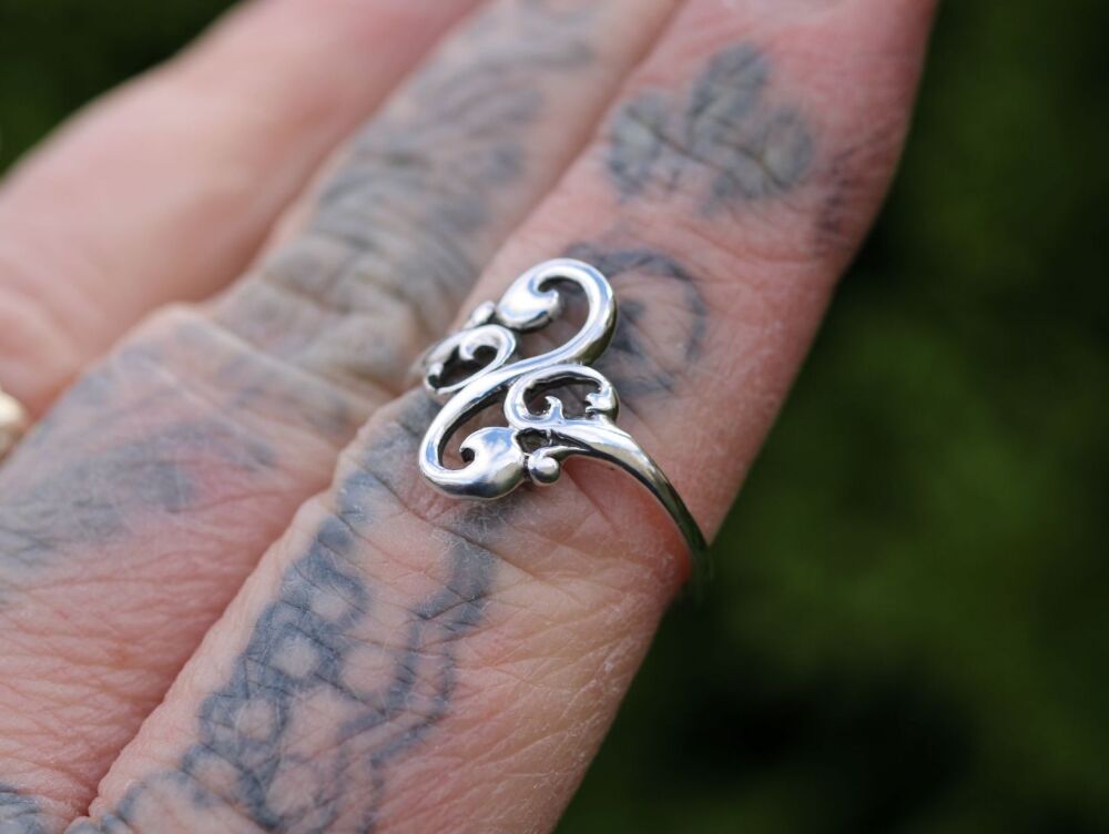 REFURBISHED Decorative sterling silver scroll ring (R ½)