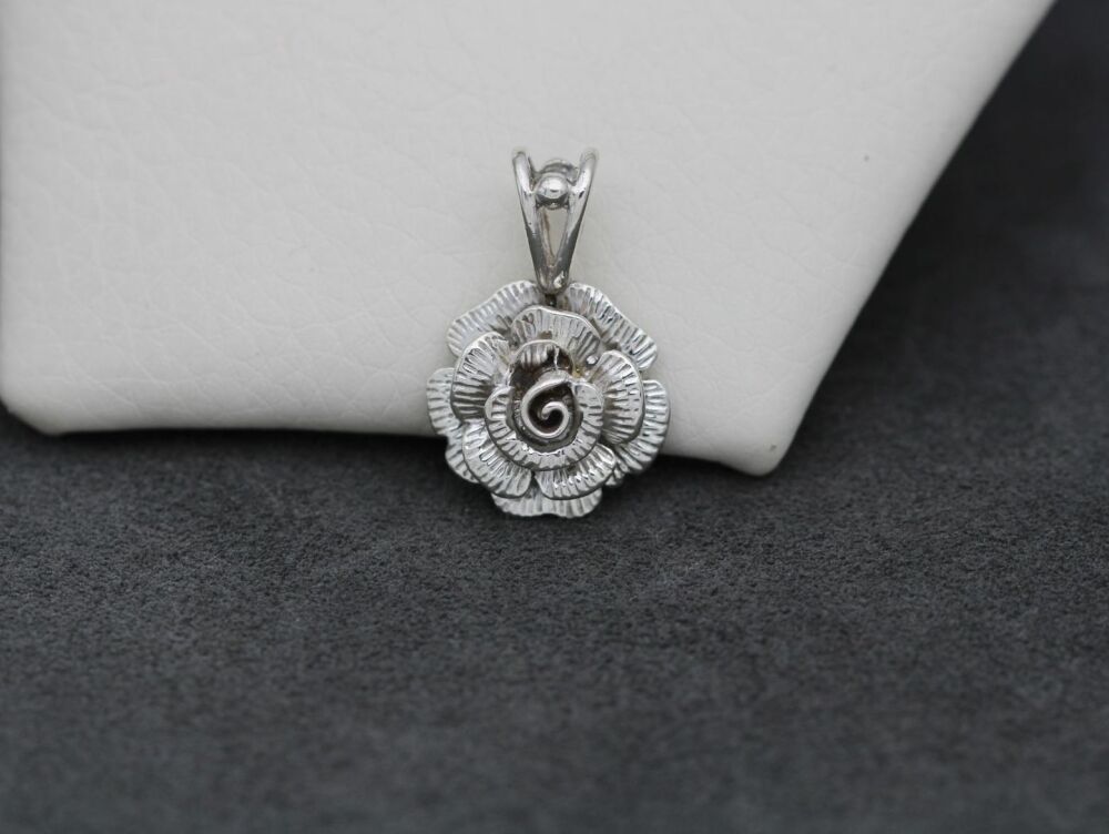 REFURBISHED Small vintage sterling silver rose pendant